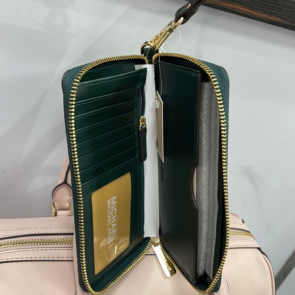 Michael Kors Large Leather Smartphone Wristlet Wallet Phoneholder
Racing Green - Picture 7 of 16